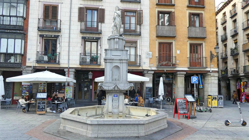MADRID - de Orpheus-fontein op het plein Plaza de la Provincia