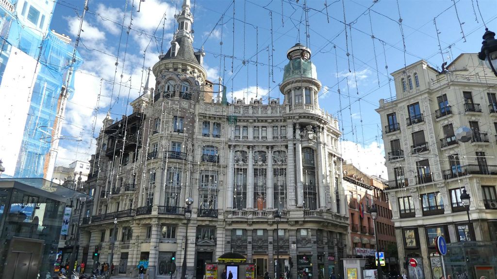 MADRID - het Meneses-gebouw