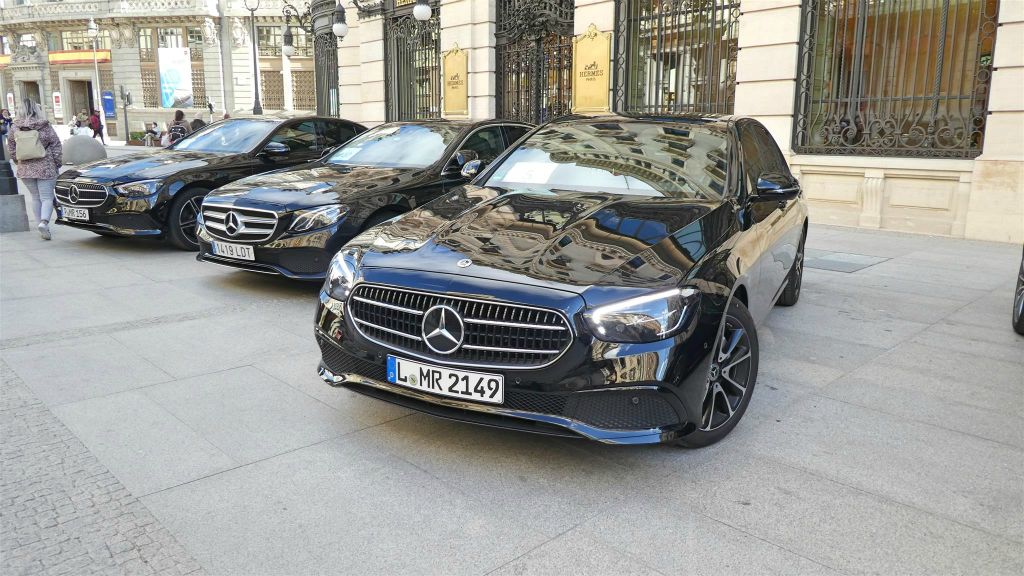 MADRID - enkele mercedessen bij het Four Seasons hotel