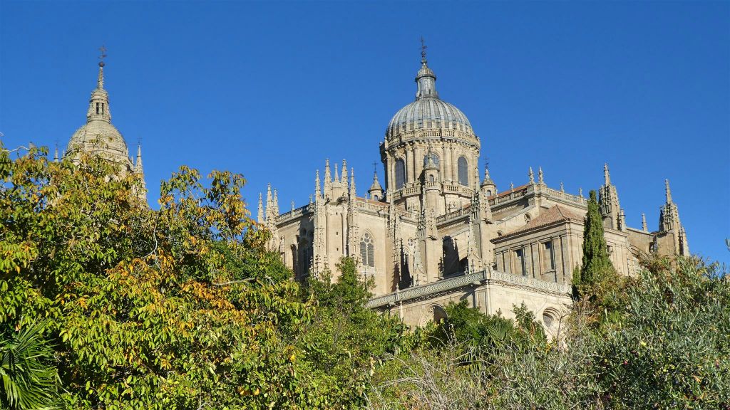 SALAMANCA - de nieuwe kathedraal vanaf de tuin Huerto de Calisto y Melibea