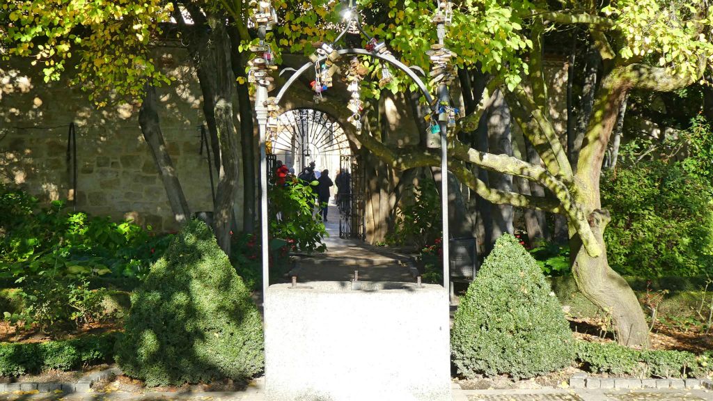 SALAMANCA - enkele hangsloten in de tuin Huerto de Calisto y Melibea
