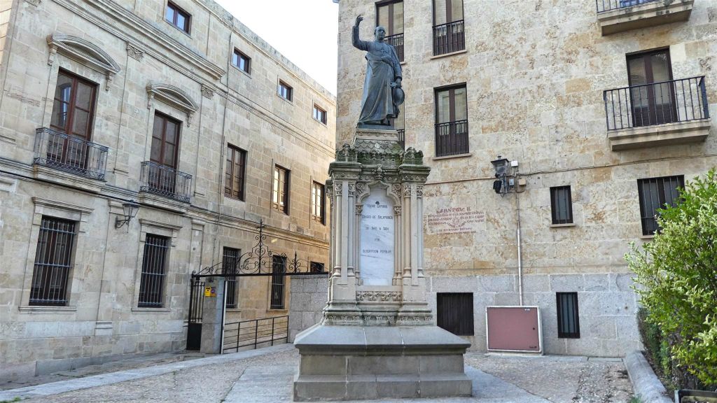 SALAMANCA - een standbeeld ter ere van bisschop Cámara (1847-1904)