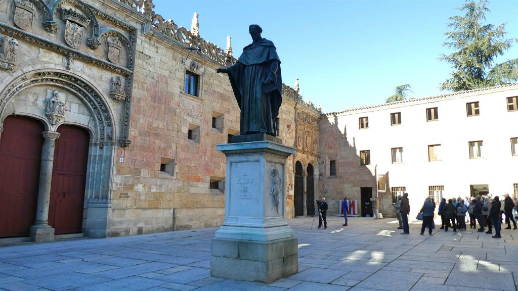 SALAMANCA - een standbeeld ter ere van de monnik Luis de León (1527-1591)