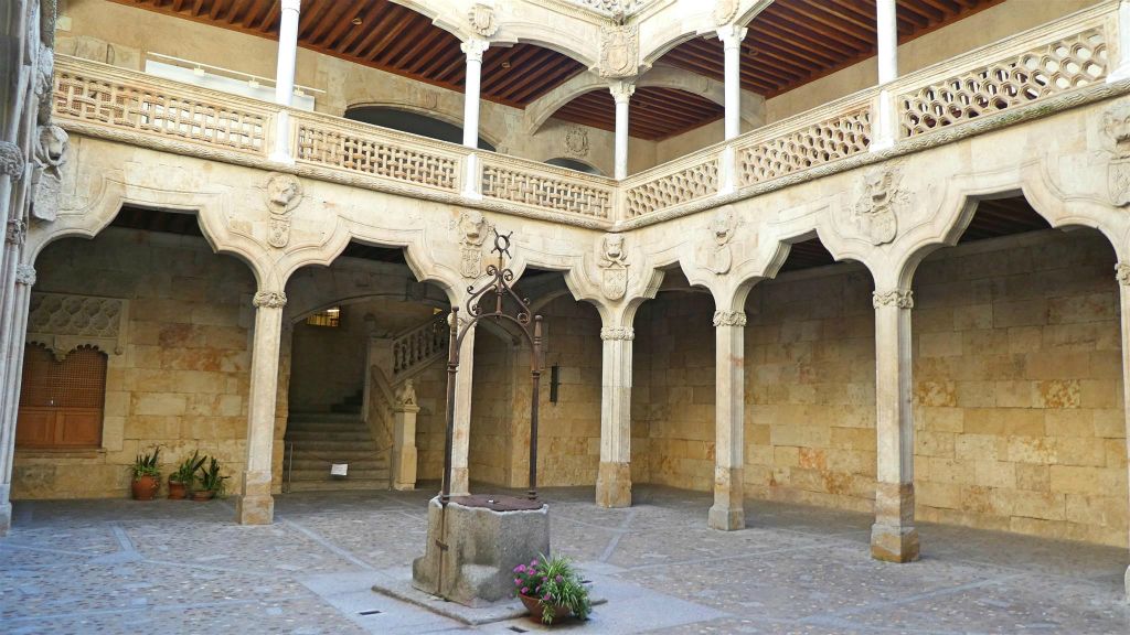 SALAMANCA - een binnenplaats van de openbare bibliotheek