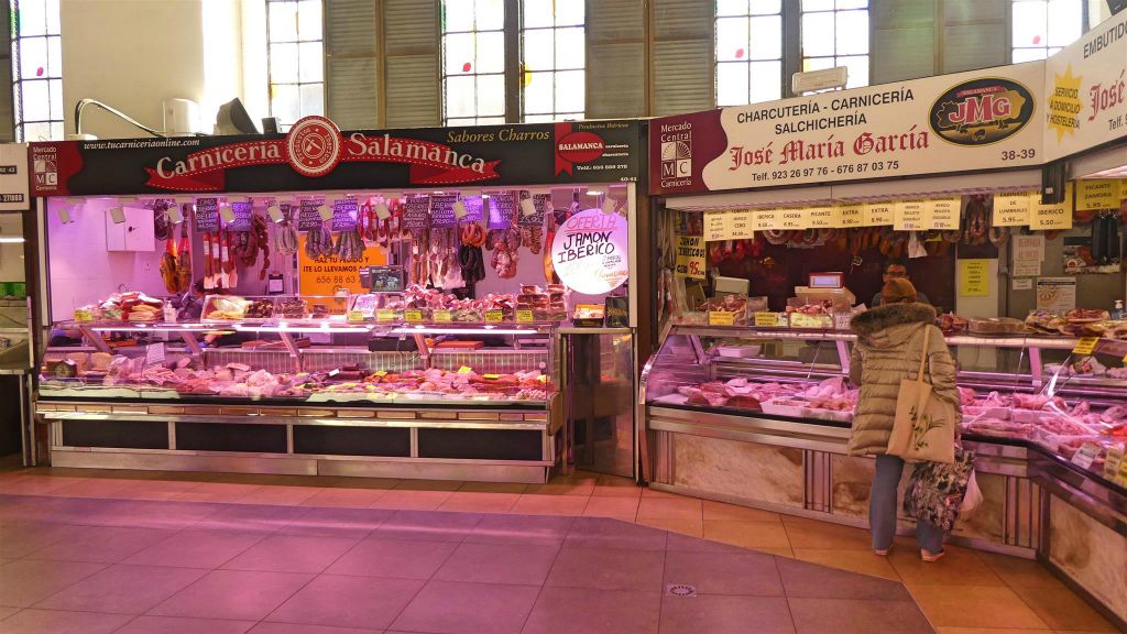 SALAMANCA - enkele vleeskramen in de centrale markt
