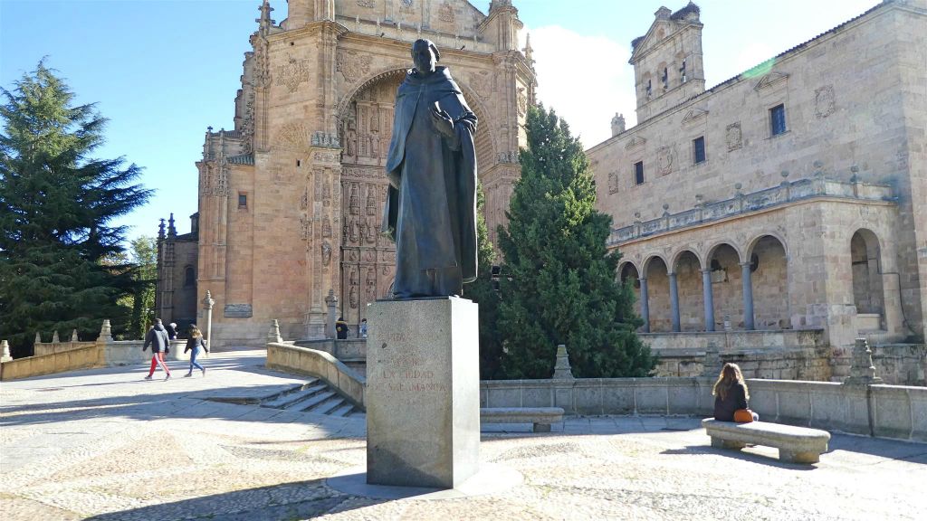 SALAMANCA - een standbeeld ter ere van de moraaltheoloog Francisco de Vitoria (1483-1546)