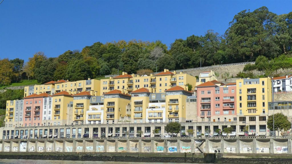 PORTO - diverse panden langs de Douro rivier