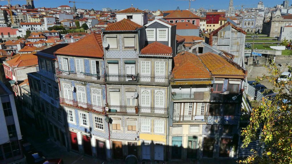 PORTO - enkele panden met siertegels (azulejo's)