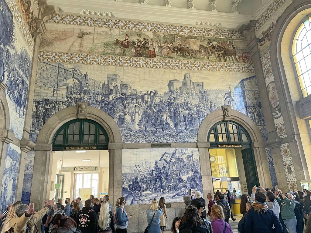 PORTO - binnen in het São Bento treinstation