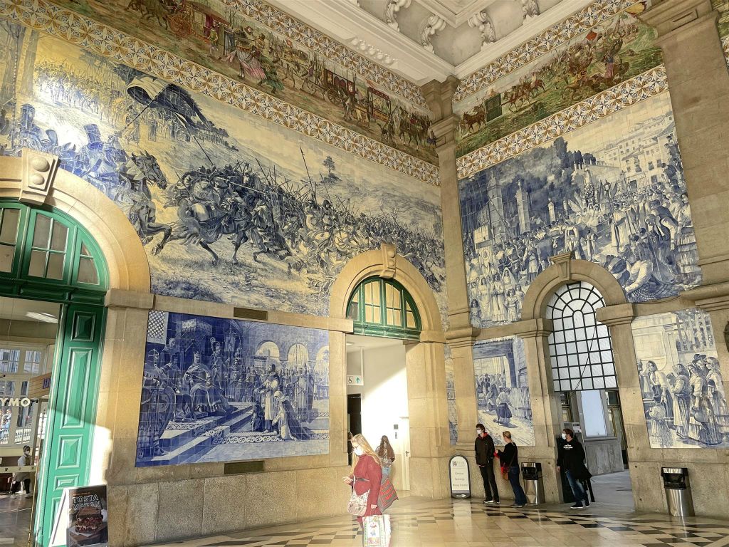 PORTO - binnen in het São Bento treinstation