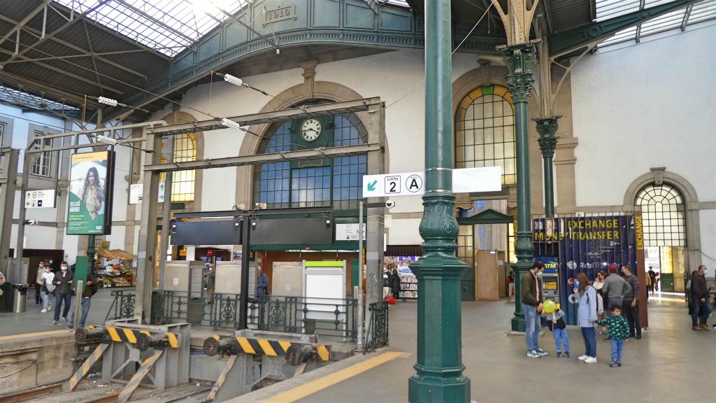 PORTO - binnen in het São Bento treinstation