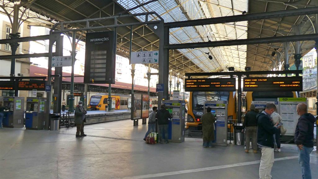 PORTO - binnen in het São Bento treinstation