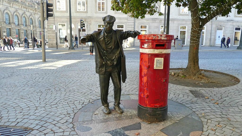 PORTO - een standbeeld ter ere van een straatkrantenverkoper (ardina)