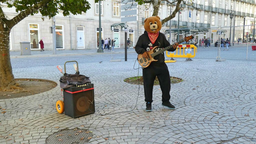 PORTO - een straatmuzikant
