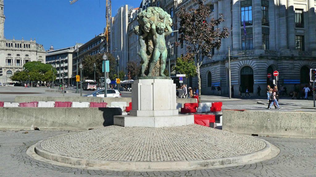 PORTO - een standbeeld "Os Meninos"