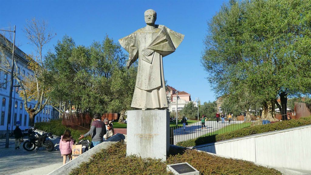 PORTO - een standbeeld ter ere van de bisschop António Ferreira Gomes (1906-1989)