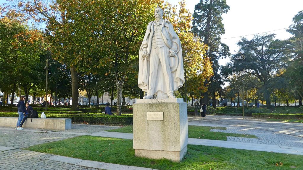 PORTO - een standbeeld ter ere van de schrijver Ramalho Ortigão (1836-1915)
