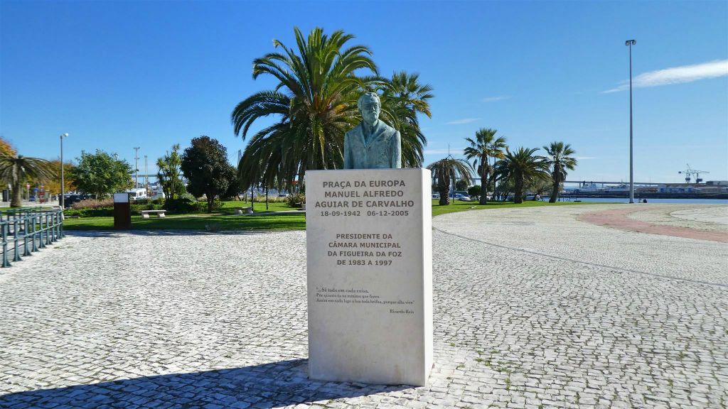 FIGUEIRA DA FOZ - een standbeeld ter ere van de burgemeester Manuel Alfredo Aguiar de Carvalho (1942-2005)