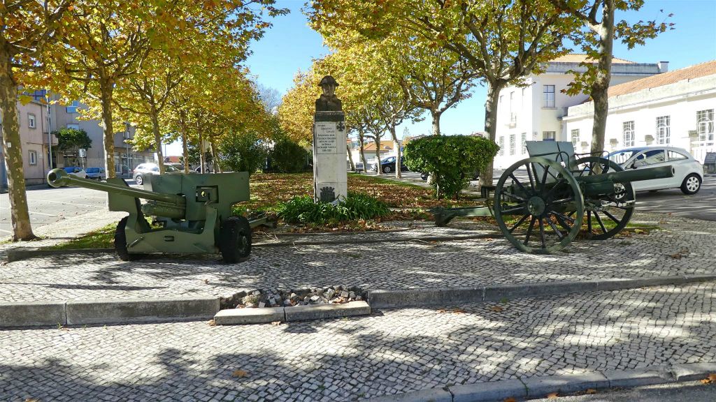 FIGUEIRA DA FOZ - een standbeeld ter ere van de soldaat António Gonçalves Curado (1894-1917)