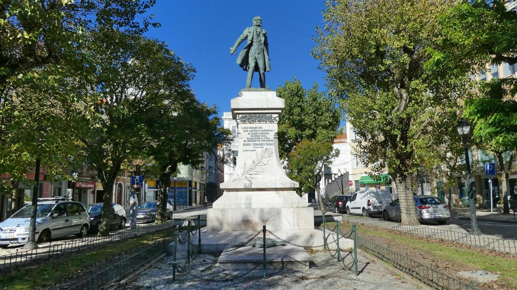 FIGUEIRA DA FOZ - een standbeeld ter ere van de rechter Manuel Fernandes Tomás (1771-1822)