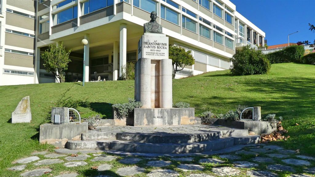 FIGUEIRA DA FOZ - een standbeeld ter ere van de archeoloog António dos Santos Rocha (1853-1910)
