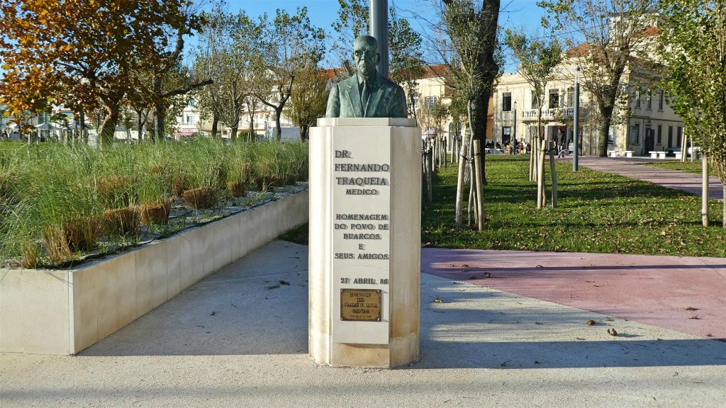 FIGUEIRA DA FOZ - een standbeeld ter ere van Dr. Fernando Traqueia