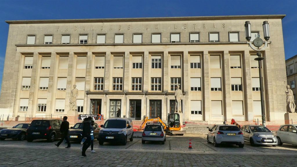 COIMBRA - het gebouw van de faculteit der letteren van de universiteit