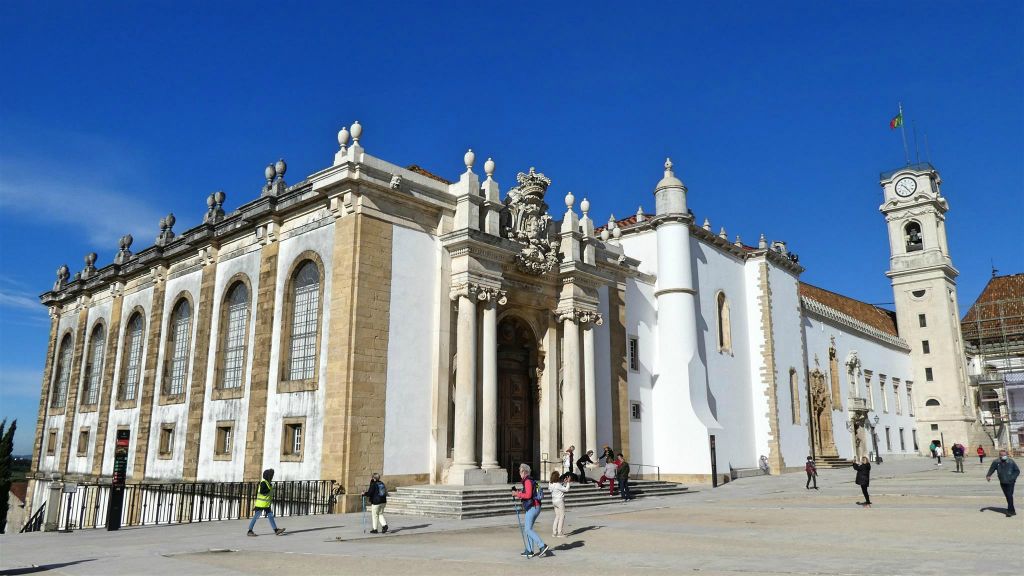 COIMBRA - de Joanina-bibliotheek (L), de kapel van St. Michael (M) en de universiteitstoren (R)