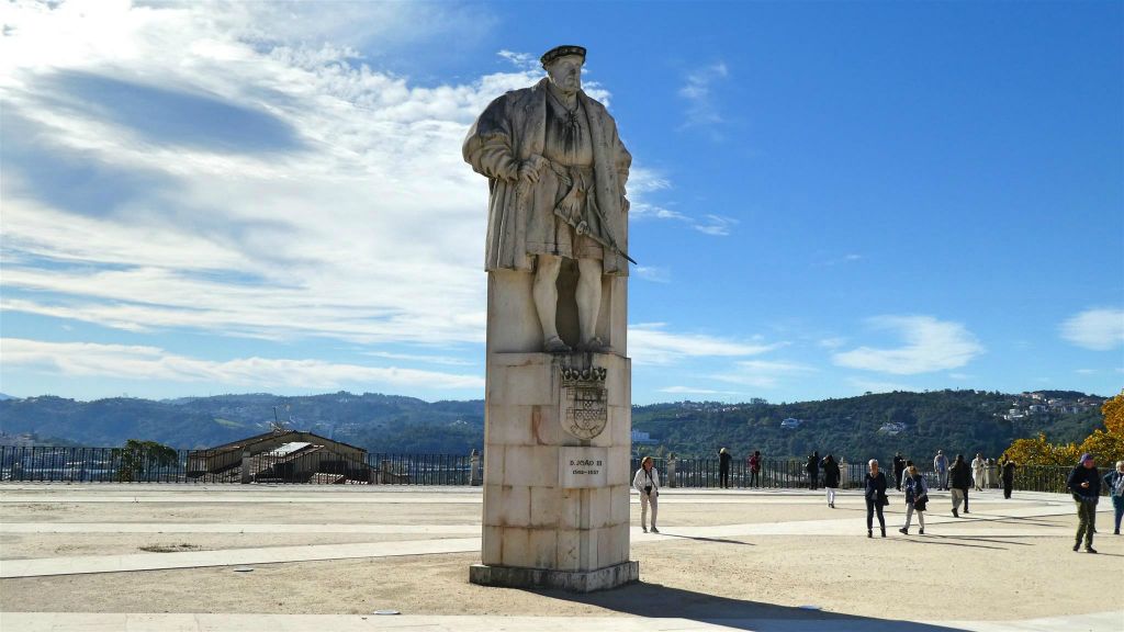 COIMBRA - een standbeeld ter ere van koning João III (1502-1557)