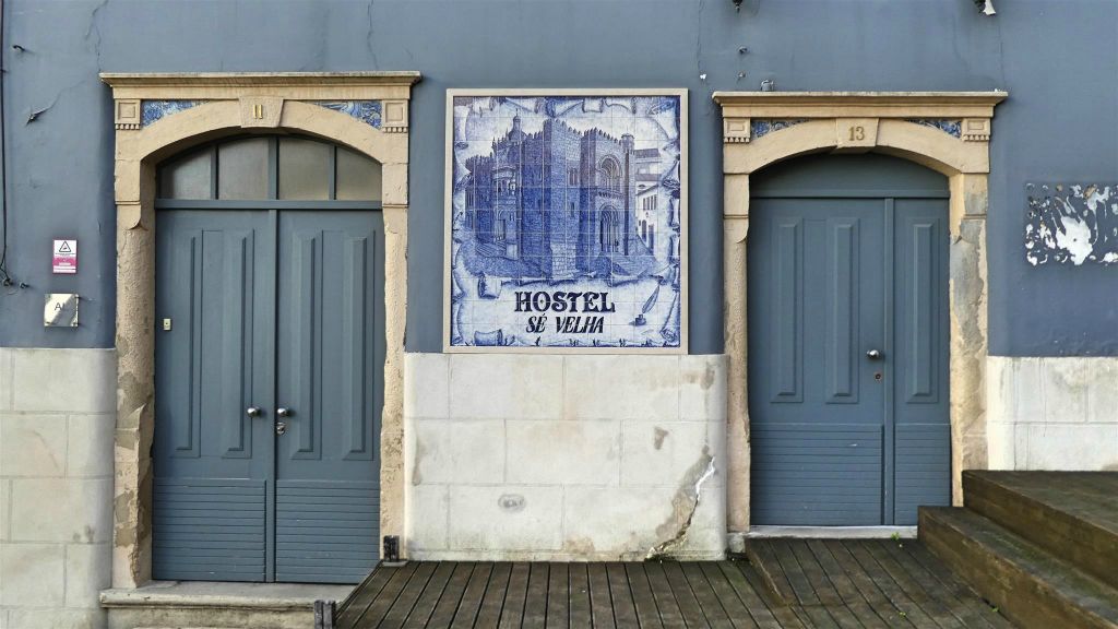 COIMBRA - een versierde tegel van het hostel Sé Velha