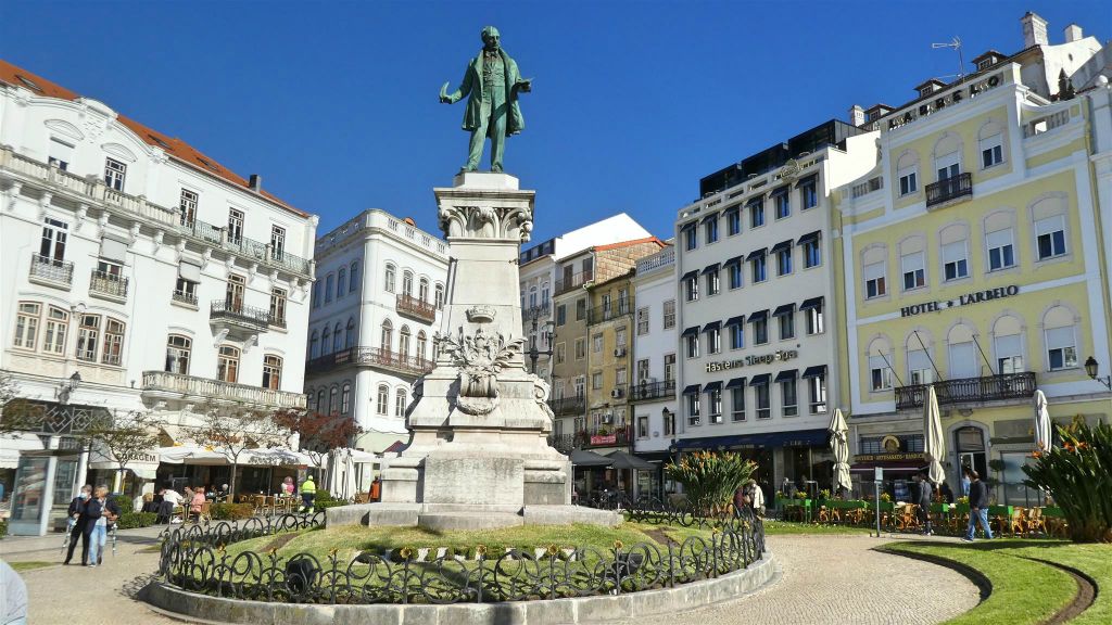 COIMBRA - een standbeeld ter ere van politicus Joaquim António de Aguiar (1792-1874)