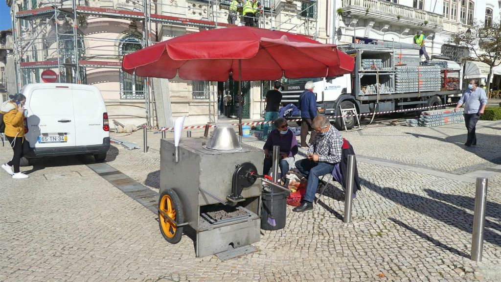COIMBRA - een kraam waar ze kastanjes branden