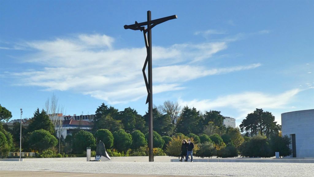 FÁTIMA - een groot kruis bij het heiligdom