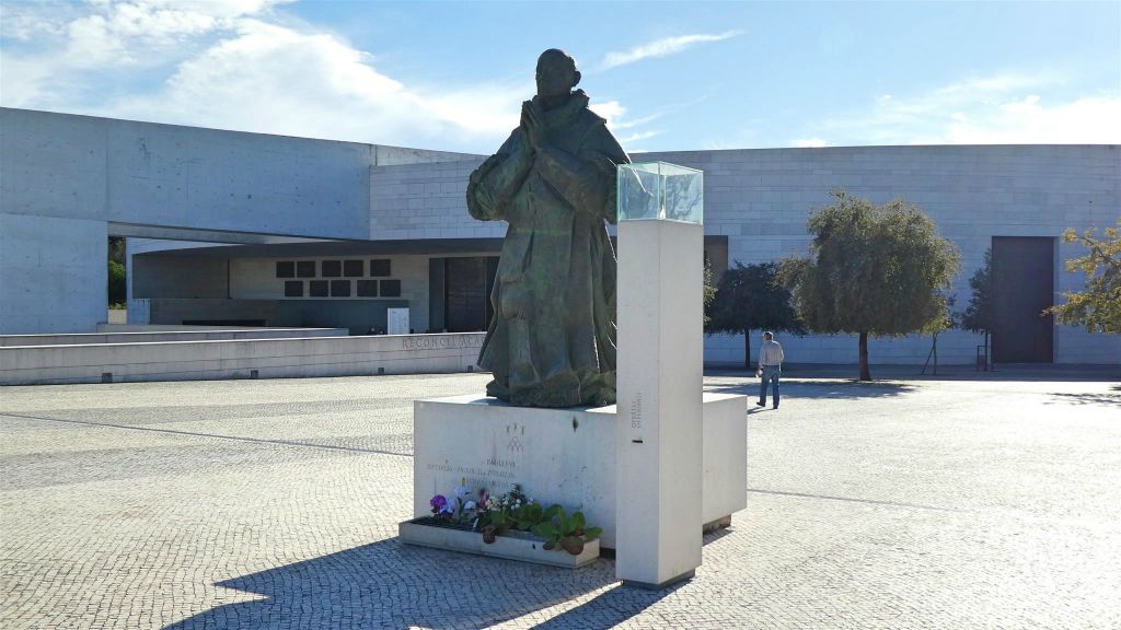 FÁTIMA - een standbeeld bij het heiligdom ter ere van paus Paulus VI