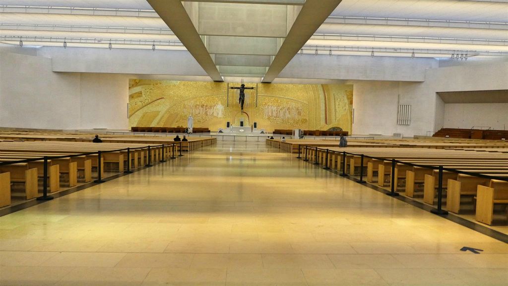FÁTIMA - binnen in de basiliek van de heilige drie-eenheid