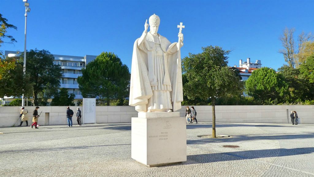 FÁTIMA - een standbeeld bij het heiligdom ter ere van paus Pius XII