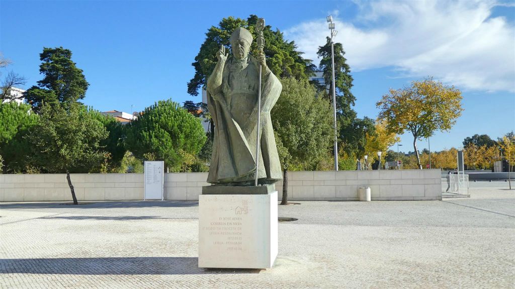 FÁTIMA - een standbeeld bij het heiligdom ter ere van priester Dom José Alves Correia da Silva