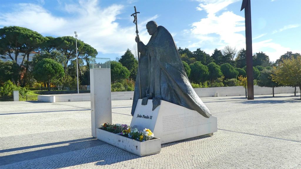 FÁTIMA - een standbeeld bij het heiligdom ter ere van paus Paulus II