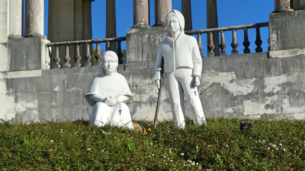 FÁTIMA - twee beelden bij het heiligdom