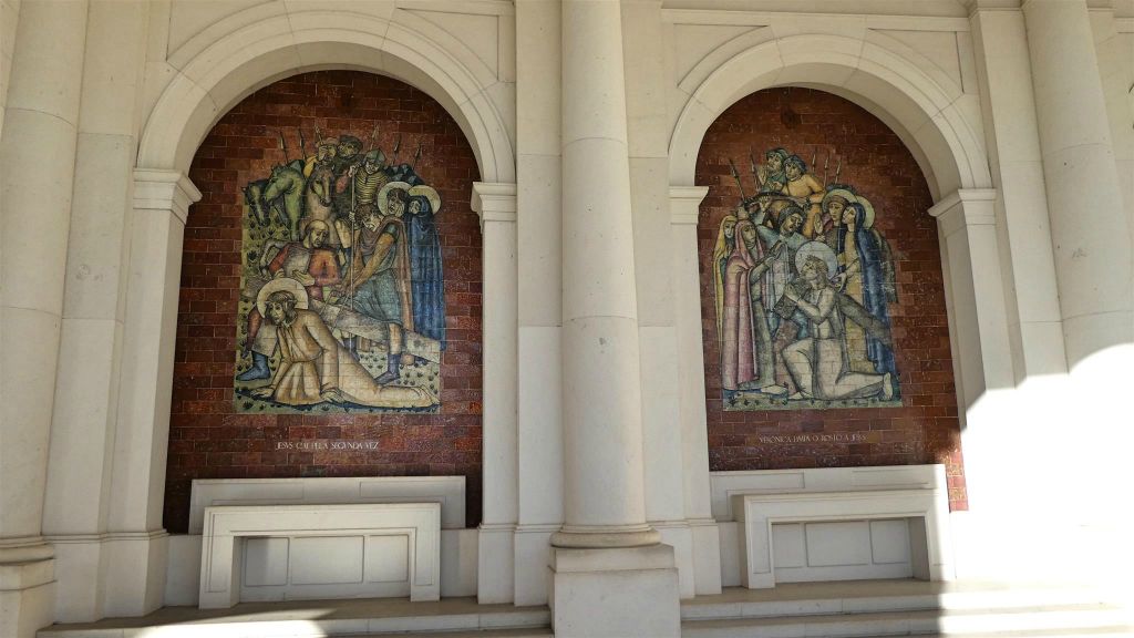 FÁTIMA - enkele muurschilderingen in de zuilengalerij van het heiligdom