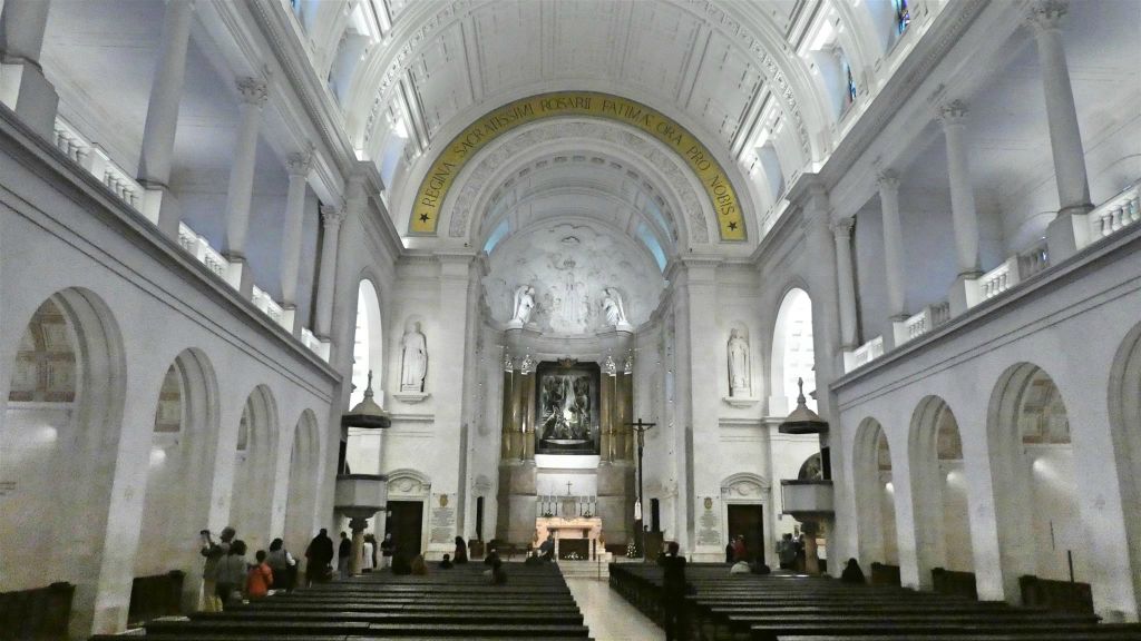 FÁTIMA - binnen in de basiliek van onze-lieve-vrouw van de rozenkrans