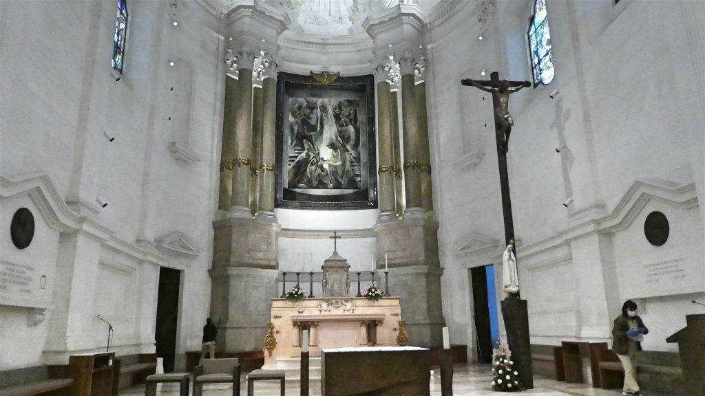 FÁTIMA - het altaar van de basiliek van onze-lieve-vrouw van de rozenkrans