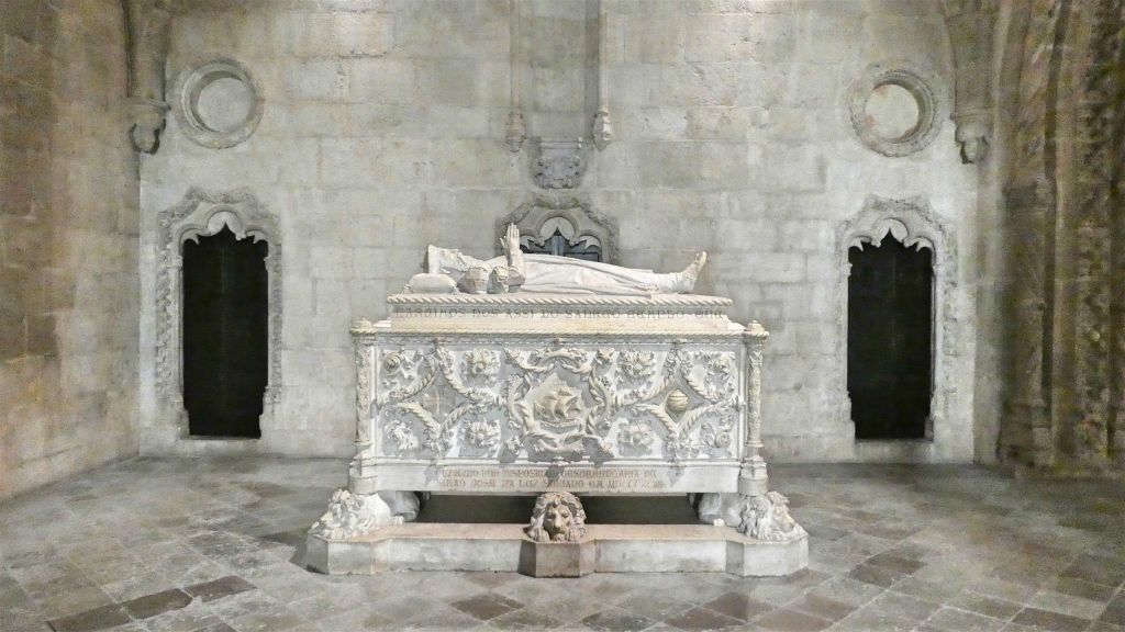 LISSABON -  een grafkist in de kerk van Santa Maria de Belém