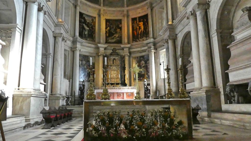 LISSABON - het altaar van de kerk van Santa Maria de Belém