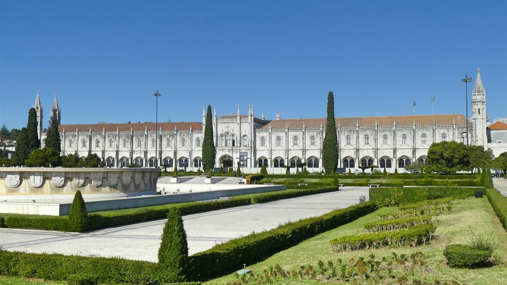 LISSABON - het scheepvaartmuseum (L) en het nationaal archeologisch museum (R)