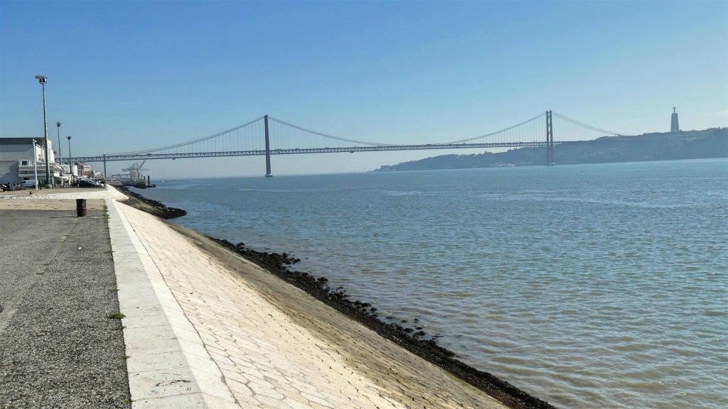 LISSABON -  de  Ponte 25 de Abril brug over de Taag rivier