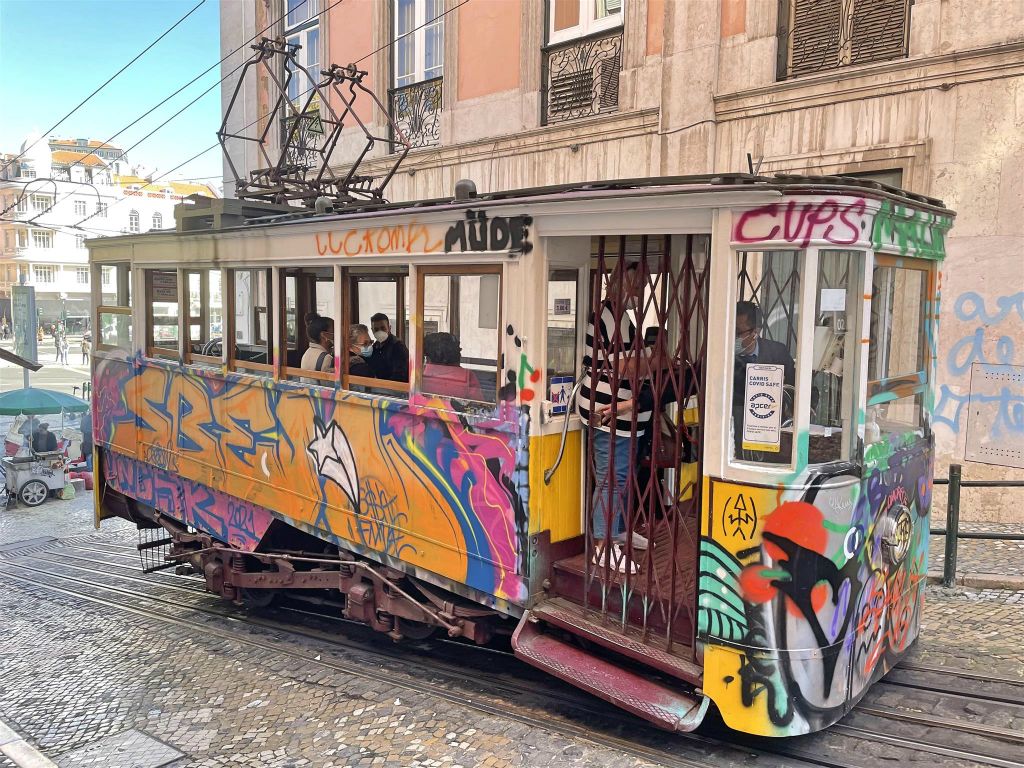 LISSABON - de tram van de Glória-kabelbaan
