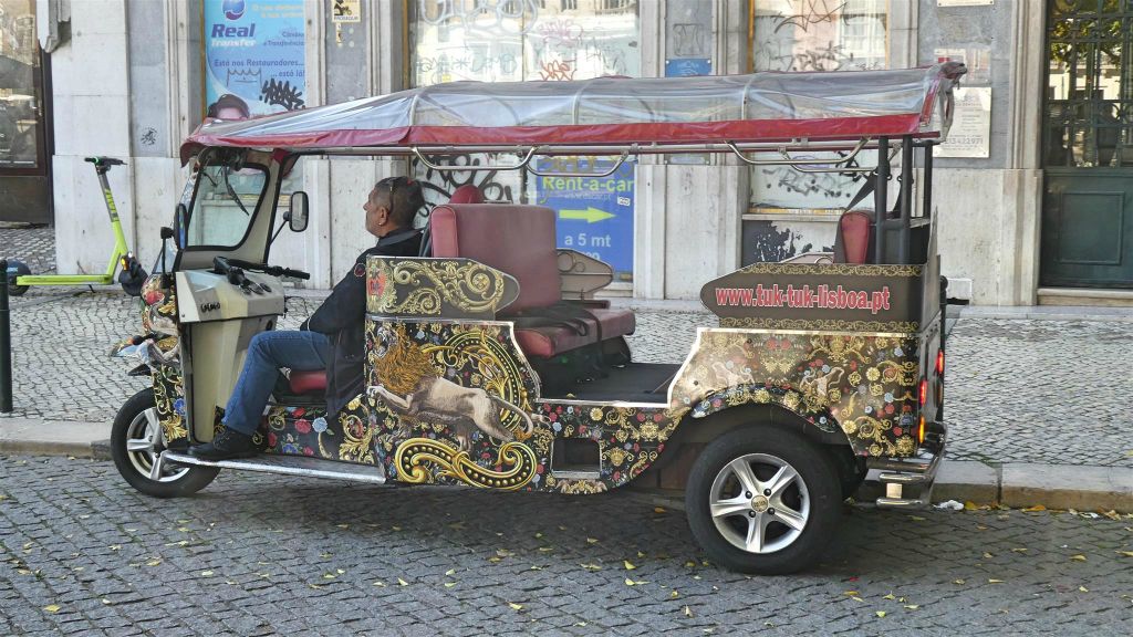 LISSABON - een tuktuk