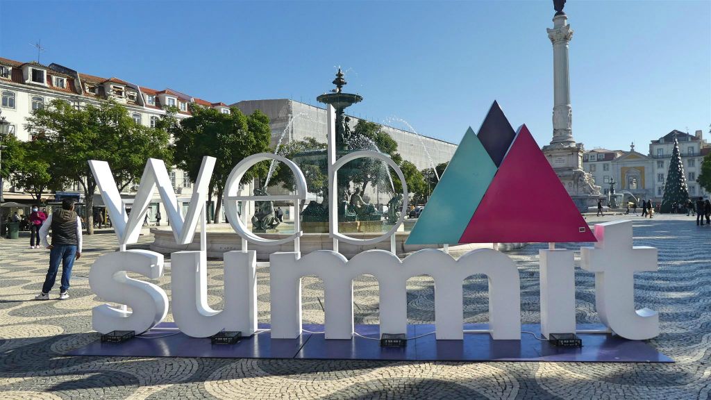 LISSABON - de Web Summit letters op het Rossio plein