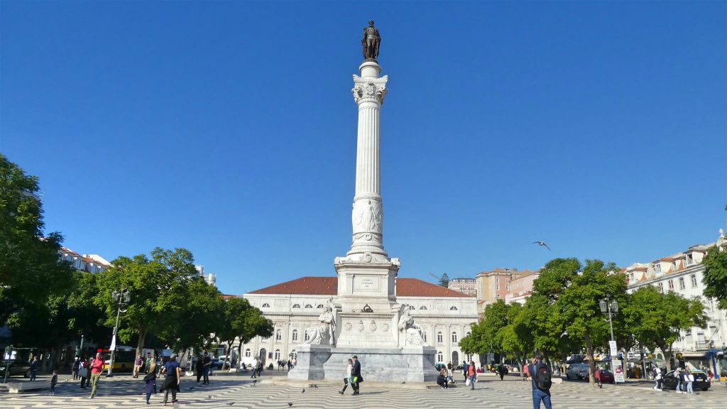 LISSABON - de zuil van Pedro IV op het Rossio plein